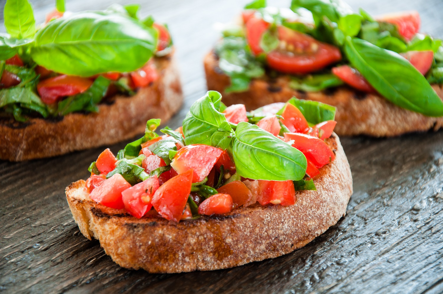 bruschetta, bazalka, rajčina