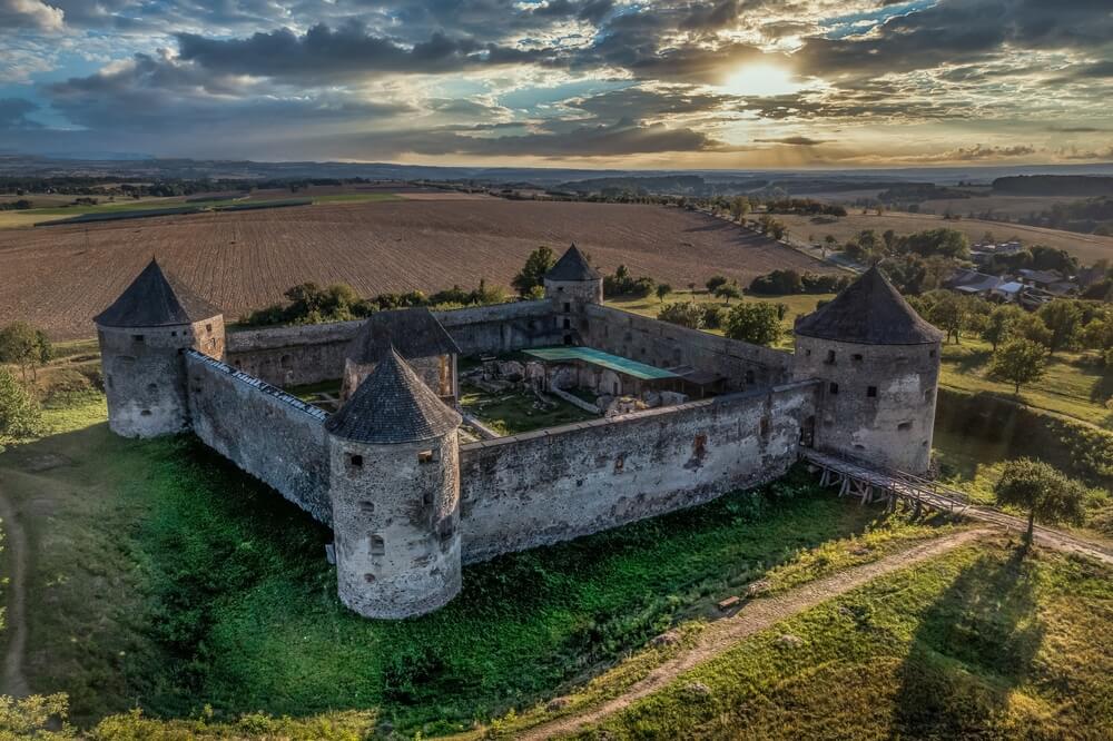 bzovik klastor hrad zrucanina grotto vylet