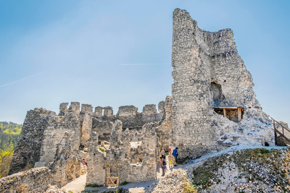 tematin hrad zrucanina vylet grotto