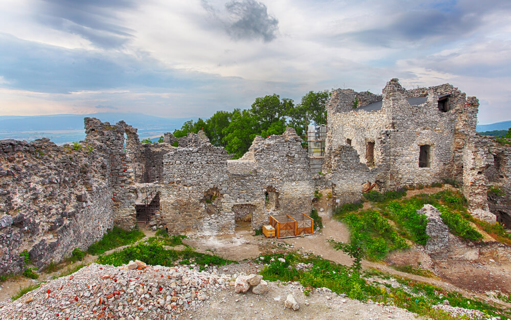 tematin hrad zrucanina vylet grotto