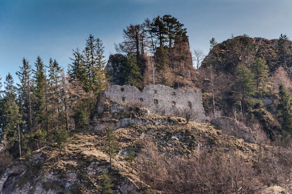 vrsatec hrad zrucanina vylet grotto
