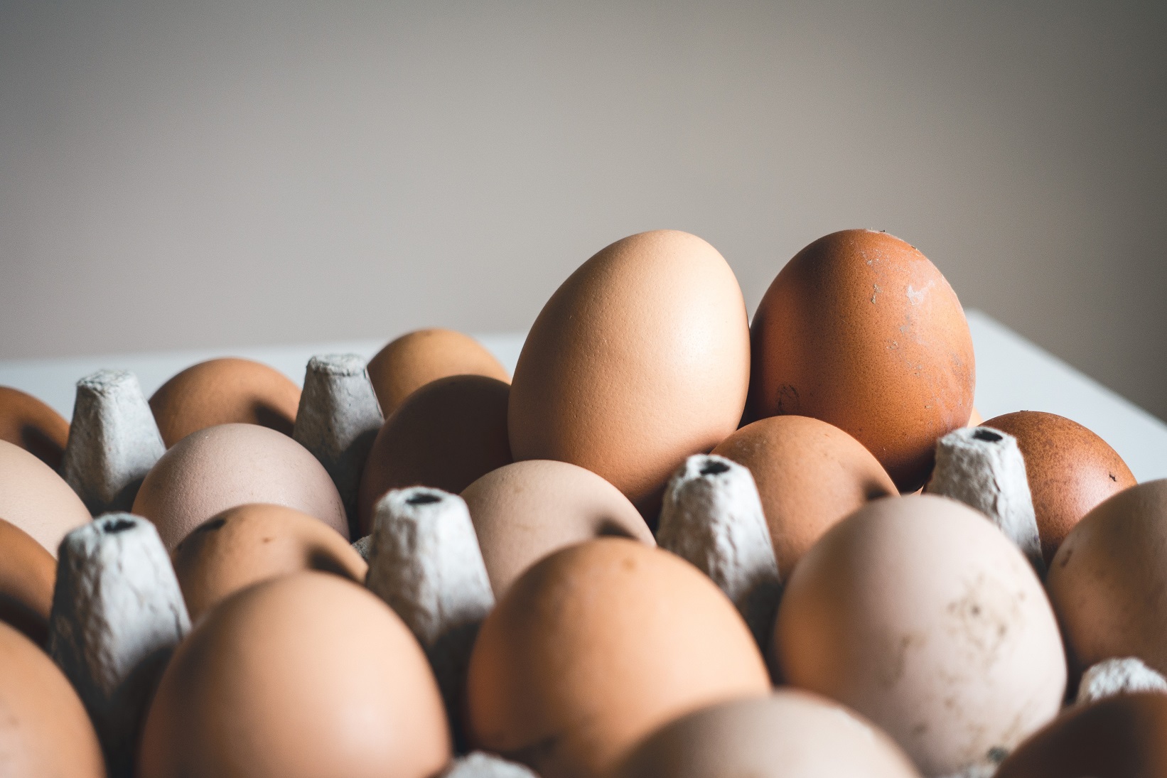 Vajíčka nepatria do dverí chladničky, pečivo zase do igelitu. Viete, ako správne skladovať potraviny?