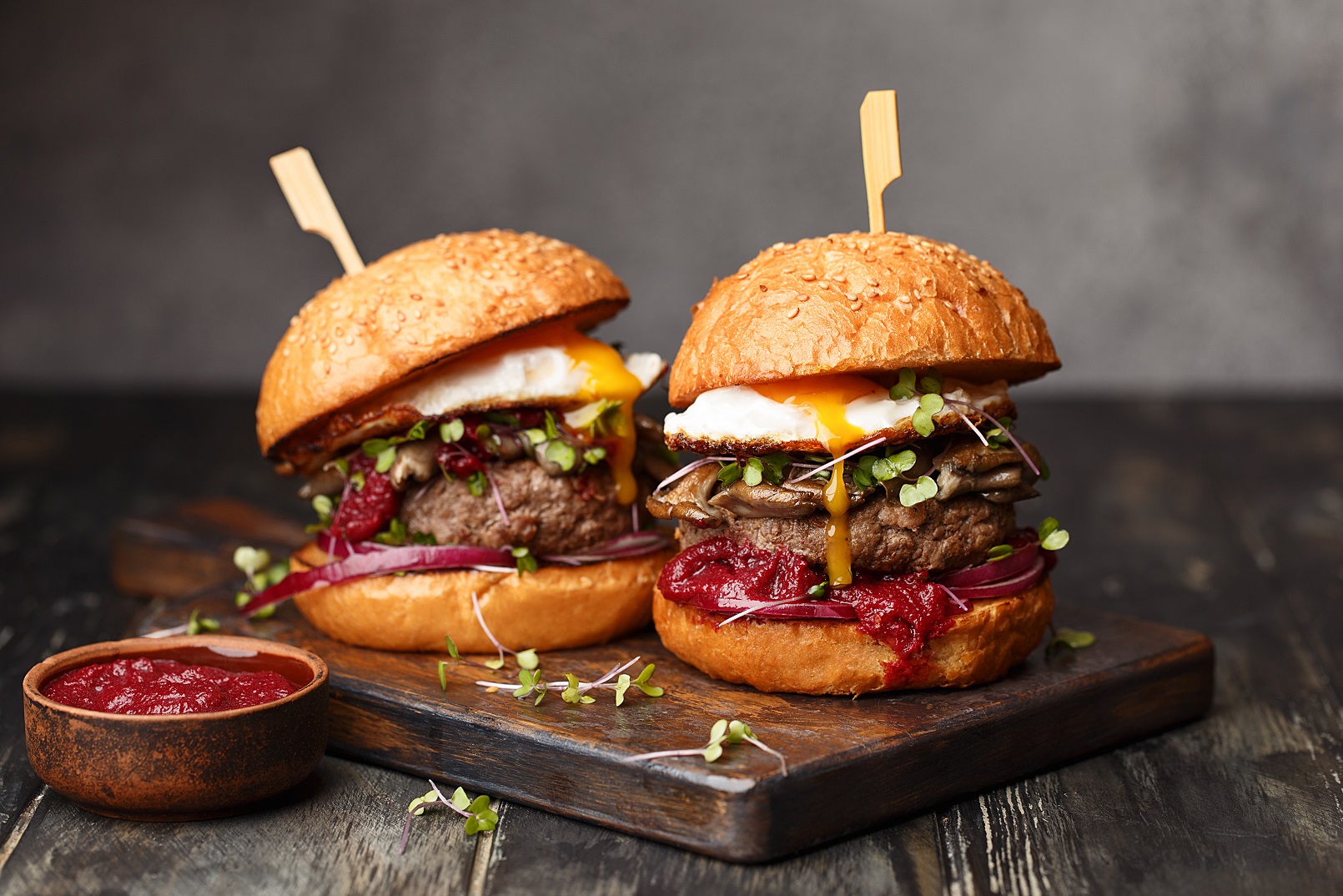 Burger, vafle či falafel. Pozrite si 6 receptov na najlepší street food, ktorý si pripravíte aj doma